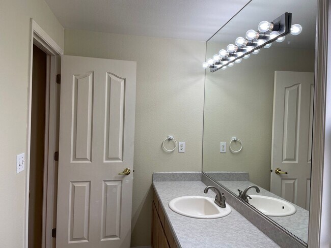 Building Photo - Adorable 4 Bedroom 2.5 Bath Home in Fisher...
