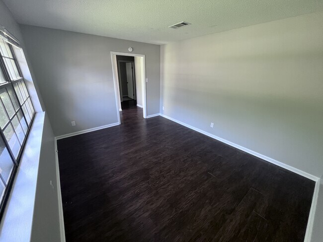 Building Photo - 215 Berkshire Cir