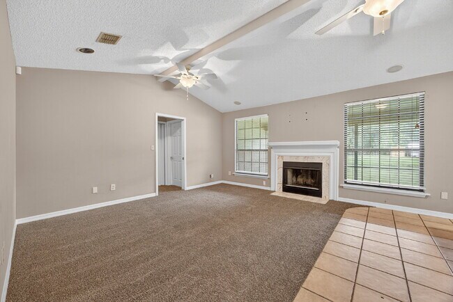 Building Photo - Spacious 3BR Home with Fireplace, Garage & Private Yard