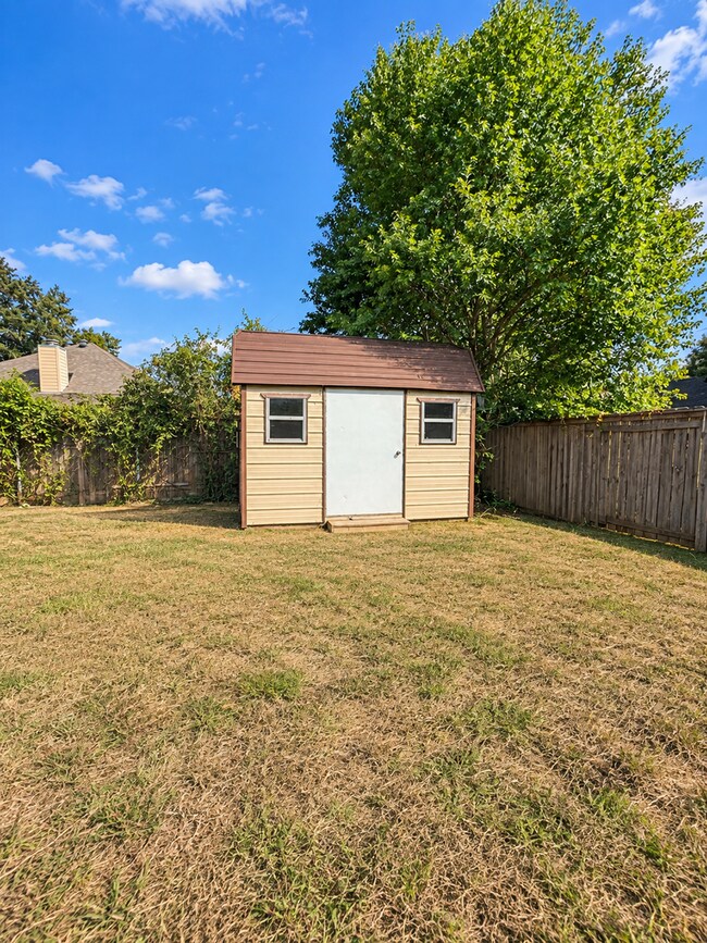 Building Photo - 2106 Middle Creek Blvd