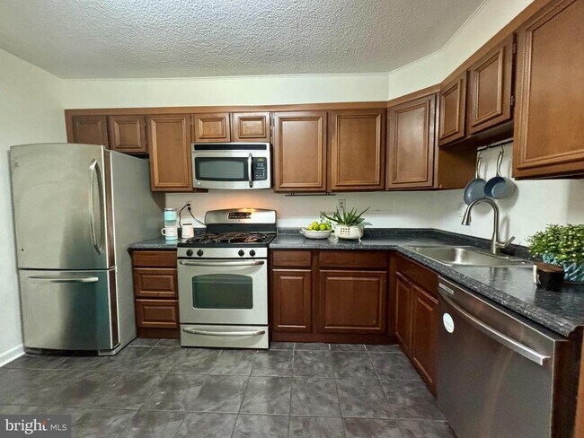 Building Photo - 1300 Army Navy Dr