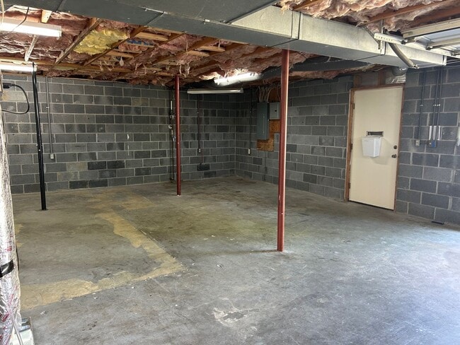 Building Photo - 3 Bedroom / 3 Bath Brick Home - Gray TN