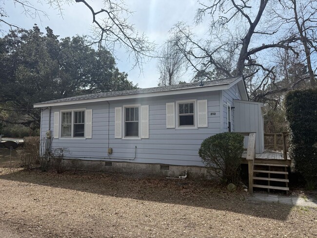 Building Photo - OLEANDER DRIVE - MINUTES TO WRIGHTSVILLE B...