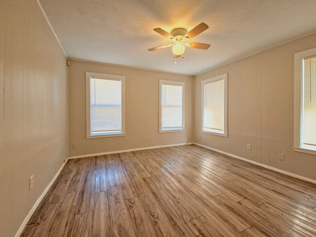 Building Photo - Cozy 2 Bedroom Home