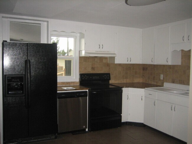 Building Photo - Country Living Close to Downtown CDA!