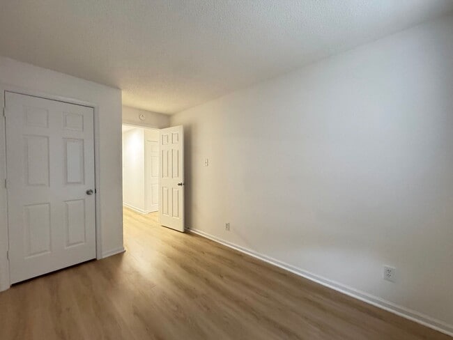 Building Photo - Bright And Cozy 3 Bed 2 Bath Condo In Vibrant Heights On Penderbrook