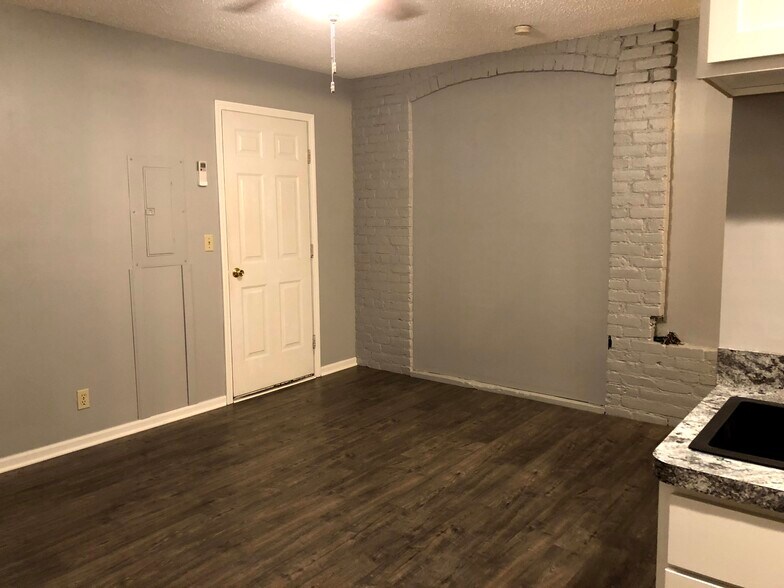 Building Photo - 124 E Main St