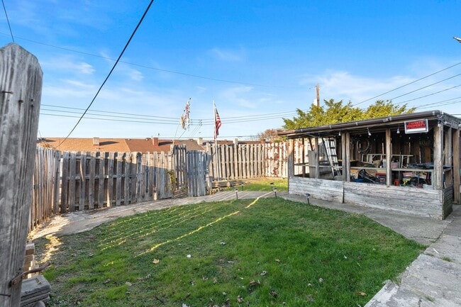 Building Photo - 2 Bed 1 bath House