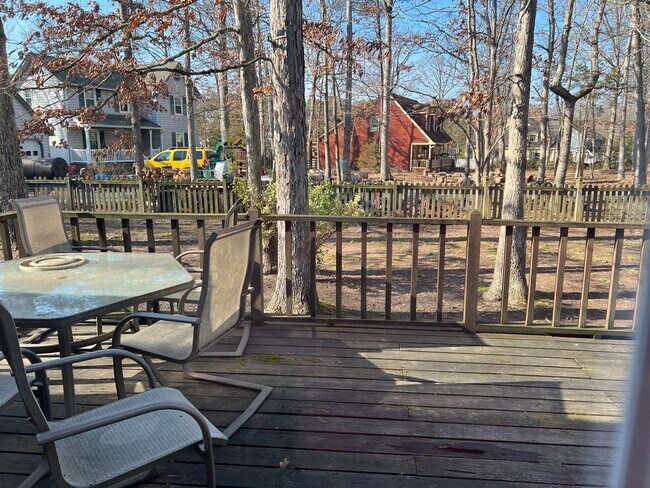 Building Photo - 300 Pleasants Dr