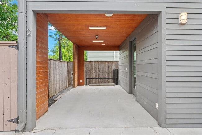 Building Photo - 3010 E 18th 1/2 St