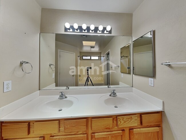 Building Photo - 2132 S Bernard