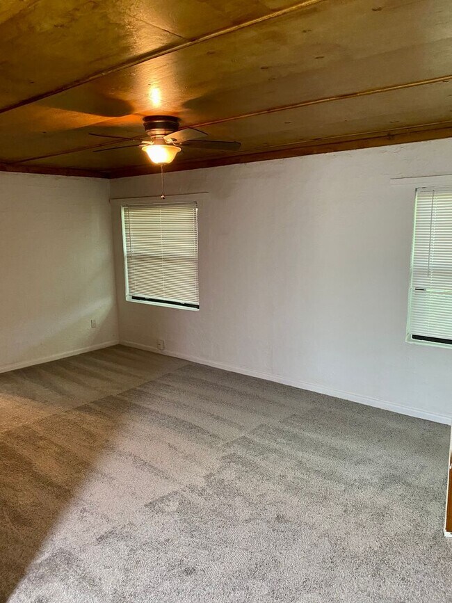 Building Photo - Cozy 1/1 duplex unit on a large lot - Available in June.