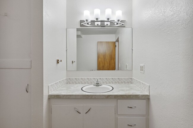 Building Photo - Knowles Properties