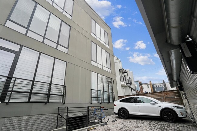 Building Photo - 517 Montana Ave NE