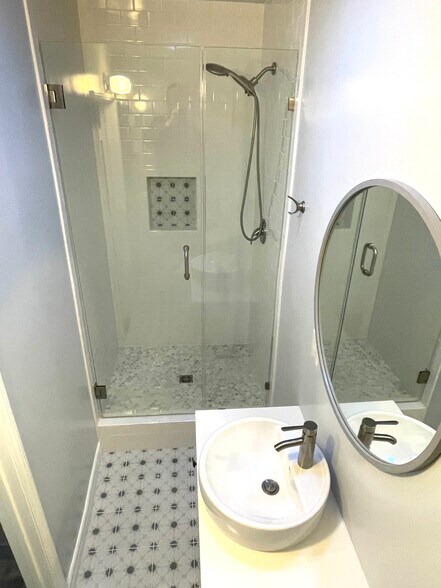 Bathroom - 1344 N Lincoln St