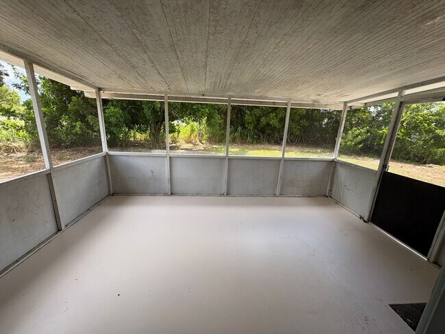 Building Photo - 424 Valley Dr