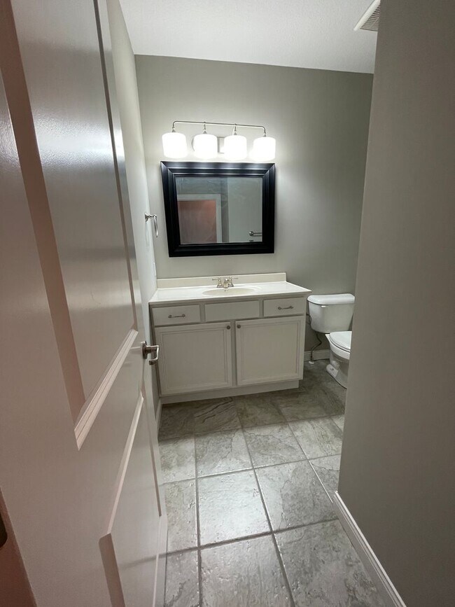 Building Photo - 2 bed/ 2 bath