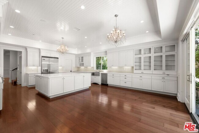 Building Photo - 453 S Bentley Ave