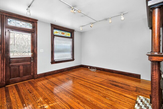 Building Photo - 2343 Rohs St