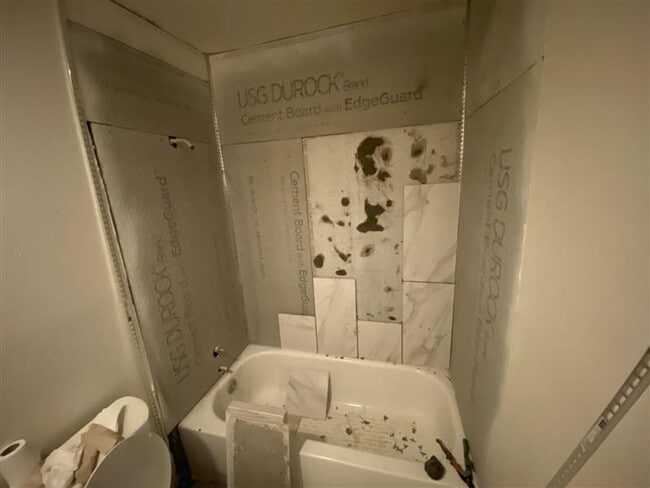 Building Photo - Cute 3/2 duplex with a garage