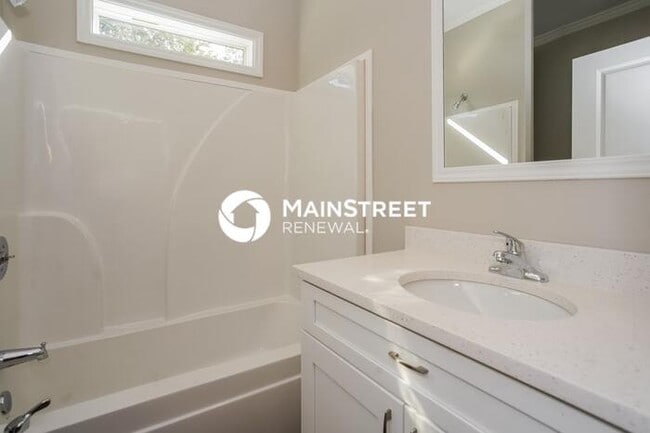 Building Photo - 3 Bedroom Pet-Friendly Home in St. Petersb...
