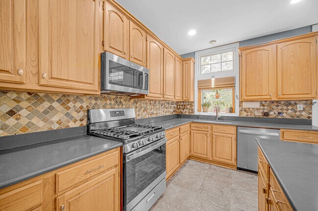 Building Photo - 436 W Parkside Dr