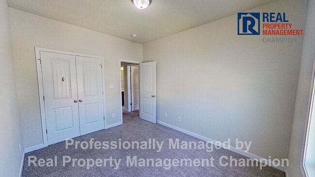 Building Photo - Beautiful Townhome with Open Floorplan and Covered Patio