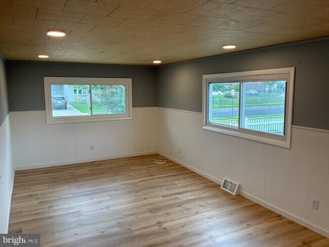 Building Photo - 604 N Coles Ave
