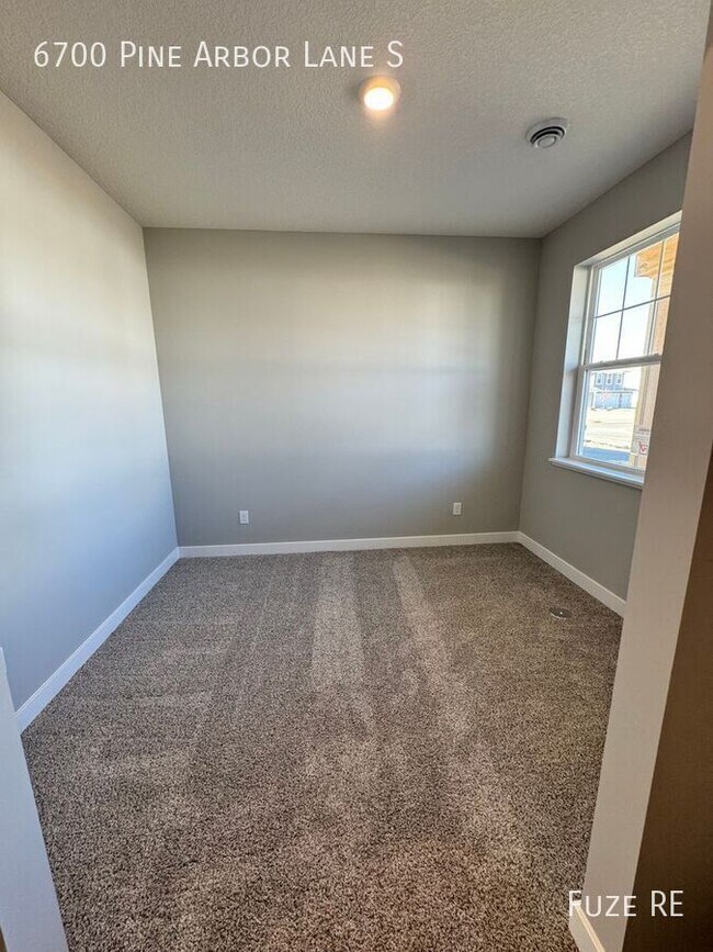 Building Photo - 6700 Pine Arbor Ln S