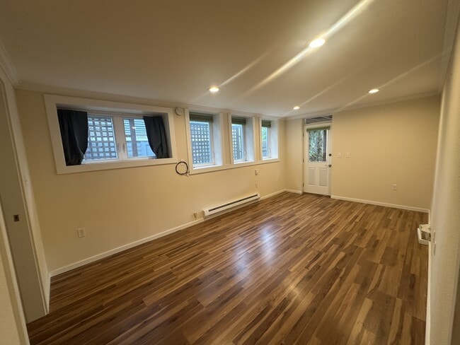 Building Photo - 1126 18th Ave E