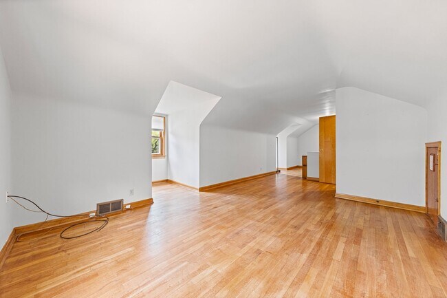 Building Photo - 3-Bedroom Cape Near Summit Lake ~ Oversize...