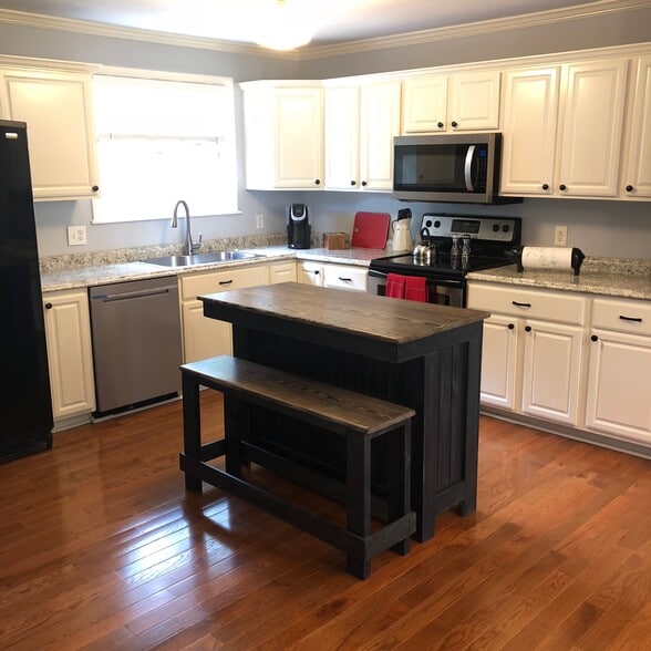 Kitchen - 210 Maple Dr