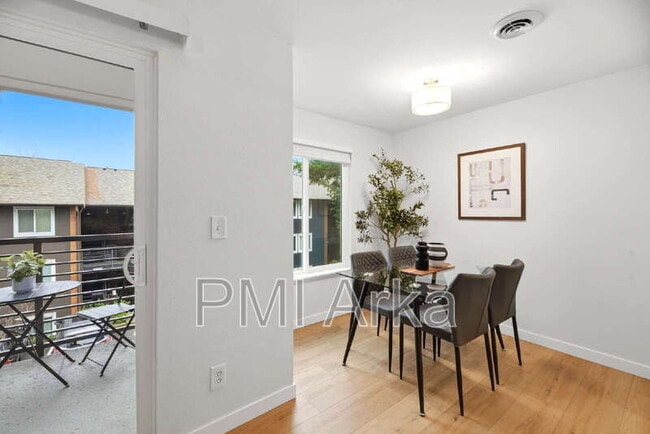 Building Photo - 12107 NE Bel Red Rd