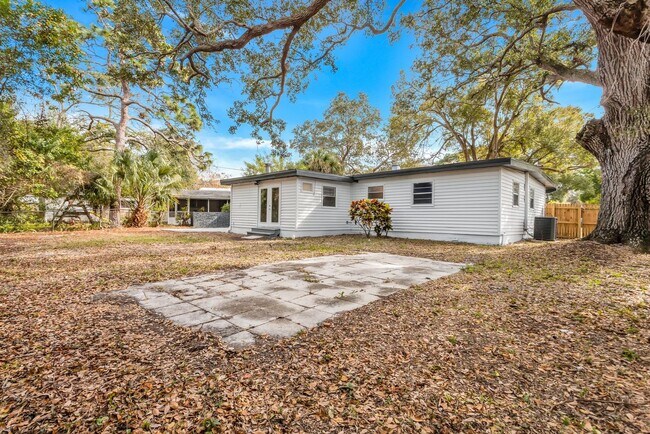 Building Photo - Large 3bdrm/2bath Home with garage & carpo...