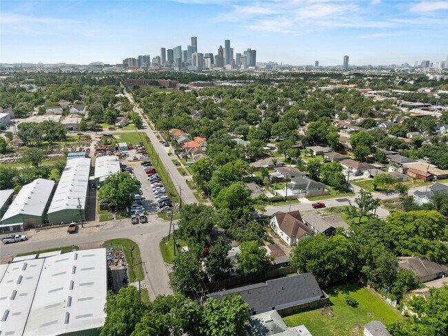 Building Photo - 3211 Cochran St