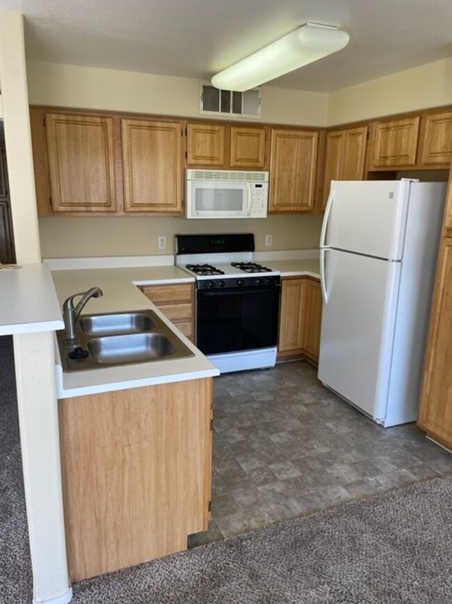Building Photo - 3 BEDROOMS 2 BATHS UPSTAIRS LEVEL UNIT