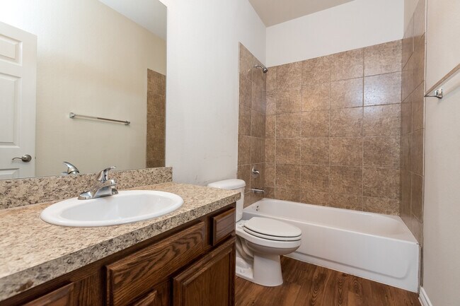 Building Photo - Great 3 bed/2 bath Home Backing onto Holland Park Recreation Area/Trail!!