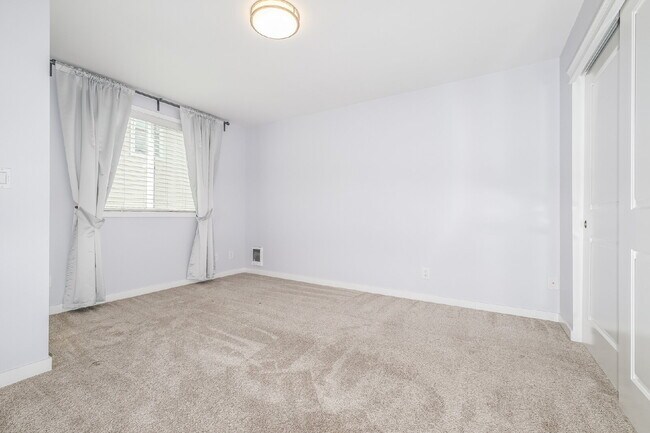 Building Photo - **Updated 2-Bedroom Condo with Secure Parking**