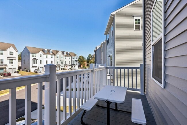 Building Photo - Chesapeake, 3 bedrooms, End Unit- Quick Mo...