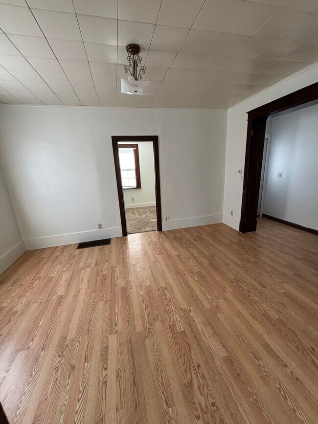 Building Photo - 128 E Davenport St