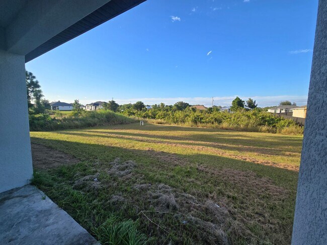 Building Photo - Great location, close to ST RD 82-Three bedroom/2 bathroom