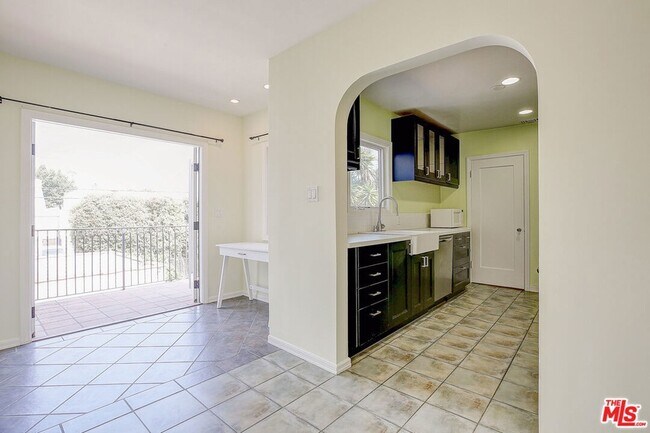 Building Photo - 10567 Ayres Ave