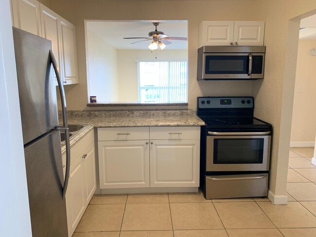 Building Photo - 15221 NE 6th Ave