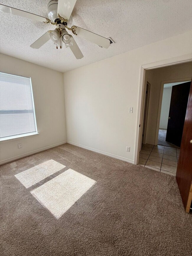 Building Photo - 513 Landview Dr