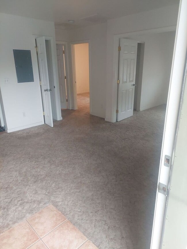 Building Photo - Nice unit with 2 car garage