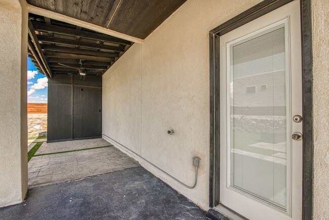 Building Photo - Beautiful  House 3 beds/3 baths. This Prop...