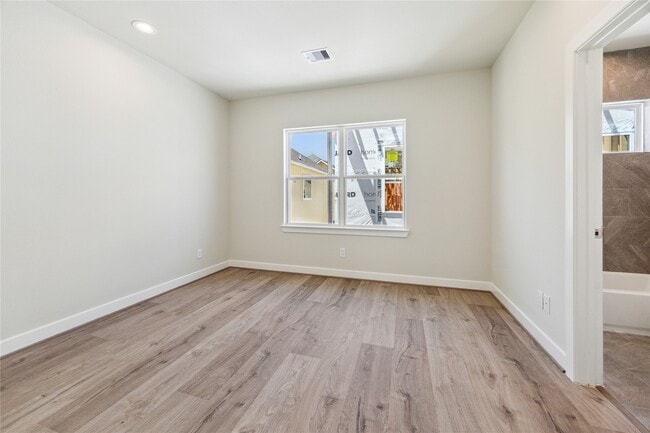 Building Photo - 3051 Hicks St