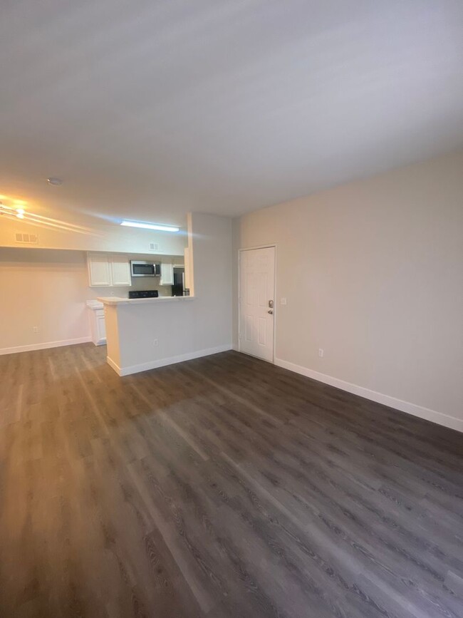 Building Photo - Cozy 1 bedroom condo conveniently located ...