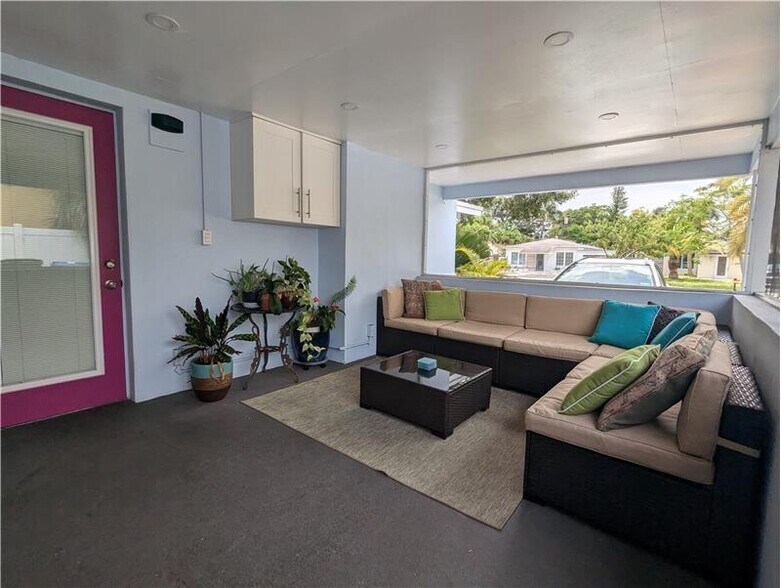 Building Photo - 609 NE 14th Pl