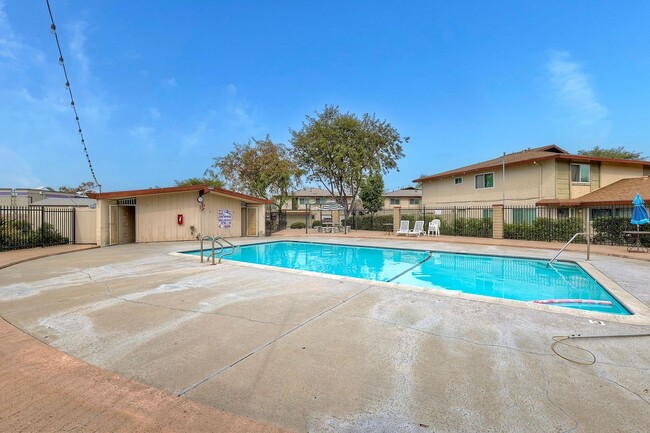 Building Photo - Santee Townhome Two Weeks FREE  2/1 Prime Location- Save on GAS! Walkable to everything!